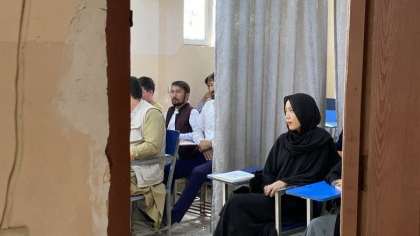 O draperie ii desparte pe studenti de studente intr-o universitate din Afganistan. Noile reguli care trebuie respectate - VIDEO O draperie ii desparte pe studenti de studente intr-o universitate din Afganistan. Noile reguli care trebuie respectate - VIDEO