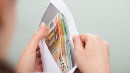 In urma cu un an, o femeie a gasit un plic cu 10.000 de euro intr-o biserica din Austria. Ce veste a primit acum In urma cu un an, o femeie a gasit un plic cu 10.000 de euro intr-o biserica din Austria. Ce veste a primit acum