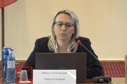 Interzise prin lege, paharele de plastic oferite participantilor la consultarile publice privind proiectul Planului de actiuni al Guvernului in domeniul protectiei mediului - FOTO