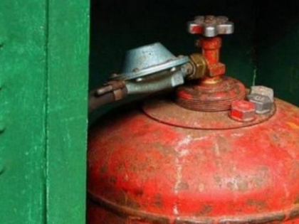 A incercat sa testeze cu un chibrit aprins butelia de gaz, dar s-a ales cu arsuri. Un barbat din Causeni, transportat la spital A incercat sa testeze cu un chibrit aprins butelia de gaz, dar s-a ales cu arsuri. Un barbat din Causeni, transportat la spital