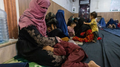 „Au venit pentru fiica mea”. In Afganistan, talibanii au inceput vanatoarea mamelor care isi cresc singure copiii „Au venit pentru fiica mea”. In Afganistan, talibanii au inceput vanatoarea mamelor care isi cresc singure copiii