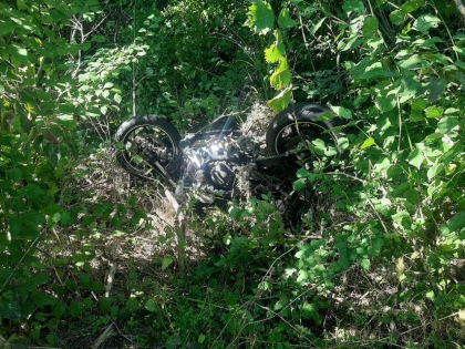 Doua cadavre si o motocicleta avariata, gasite pe soseaua Chisinau - Ungheni. Politia: "Acul vitezometrului s-a blocat la 170 km/h" - FOTO