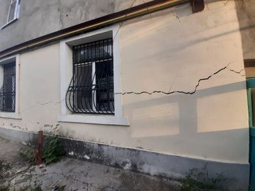 Momente de groaza pentru locatarii unui bloc din Cahul. Peretele cladirii sta sa cada in orice moment, iar oamenii au lipit crapaturile cu banda adeziva - FOTO