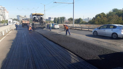 Cand ar putea fi finalizate lucrarile de reabilitare a drumurilor si parcarilor din Chisinau. Anuntul facut de Ion Ceban - FOTO