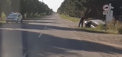 Accident la Stefan Voda. O masina a ajuns intr-un sant, dupa ce s-a lovit cu un alt automobil. Politia - la fata locului - VIDEO 