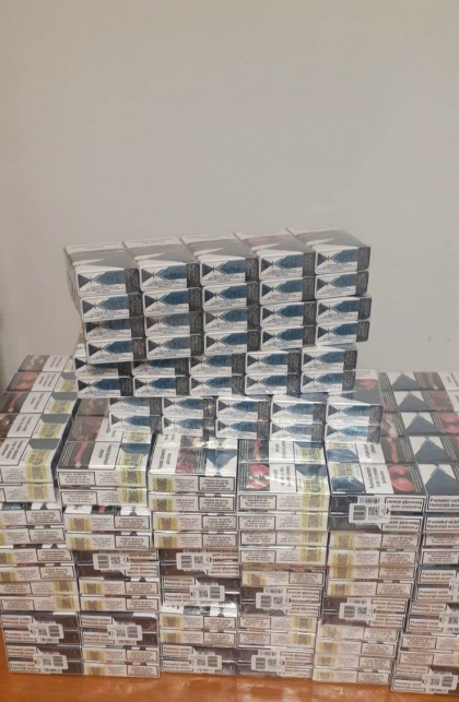 A incercat sa iasa din tara cu valiza plina cu tigarete. Un barbat - retinut pe Aeroportul International Chisinau - FOTO