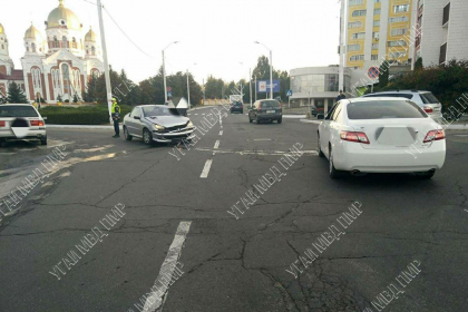 Doua masini s-au lovit puternic la o intersectie din Ribnita. Nimeni nu a avut de suferit - FOTO
