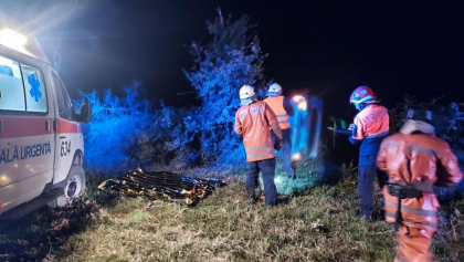 Un barbat a murit pana la sosirea ambulantei, dupa ce a pierdut controlul volanului, s-a izbit intr-un copac si s-a rasturnat cu masina, la Singerei - FOTO Un barbat a murit pana la sosirea ambulantei, dupa ce a pierdut controlul volanului, s-a izbit intr-un copac si s-a rasturnat cu masina, la Singerei - FOTO