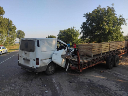 Doi barbati - transportati la spital, dupa ce s-au izbit cu masina in utilajul agricol al unui tractor, la Briceni - FOTO