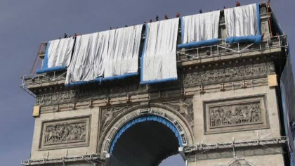 Arcul de Triumf din Paris este invelit cu un material textil. Proiect de 14 milioane euro Arcul de Triumf din Paris este invelit cu un material textil. Proiect de 14 milioane euro