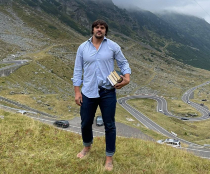 Constantin Tutu - surprins descult in varful unui munte, cu cartile sub cap: “Cartile bune te invata cu adevarat sa traiesti minunat" - FOTO Constantin Tutu - surprins descult in varful unui munte, cu cartile sub cap: “Cartile bune te invata cu adevarat sa traiesti minunat" - FOTO