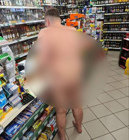 Procuror, fotografiat complet dezbracat intr-un magazin. Plecase sa isi cumpere alcool Procuror, fotografiat complet dezbracat intr-un magazin. Plecase sa isi cumpere alcool