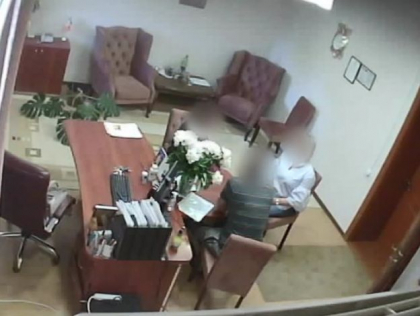 "-Intram cu baba in tema, -Da, mai cumparam ceva. -Trebuie, vreo bere. -Nu, dracu nu bea bere". Momentul in care primarul de la Truseni vorbeste cu angajatii sai despre cum sa lase o pensionara fara casa, terenuri si apartament - VIDEO "-Intram cu baba in tema, -Da, mai cumparam ceva. -Trebuie, vreo bere. -Nu, dracu nu bea bere". Momentul in care primarul de la Truseni vorbeste cu angajatii sai despre cum sa lase o pensionara fara casa, terenuri si apartament - VIDEO