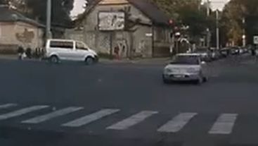 Un automobil surprins in drift continuu pe strazile din capitala - VIDEO