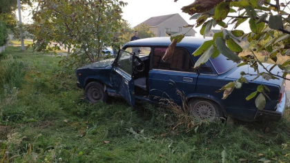 Doua persoane au avut nevoie de ingrijiri medicale, dupa ce masina in care se aflau s-a lovit cu un alt autoturism, la Glodeni. Unul din soferi era in stare de ebrietate - FOTO