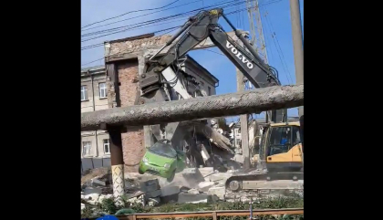 A luat-o ca pe o jucarie! Momentul in care masina este ridicata de excavator, dupa ce un perete s-a prabusit peste ea - VIDEO
A luat-o ca pe o jucarie! Momentul in care masina este ridicata de excavator, dupa ce un perete s-a prabusit peste ea - VIDEO