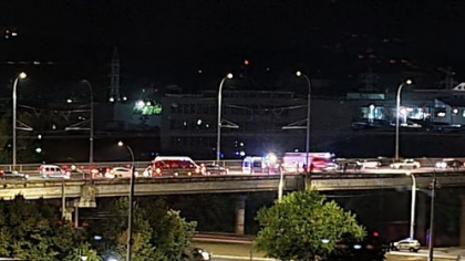 Un tanar a pus pe jar politia, amenintand ca se arunca in gol. Acesta a fost salvat la timp - VIDEO