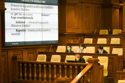 Un proiect de modificare a Constitutiei a fost aprobat de deputati in prima lectura, cu 56 de voturi Un proiect de modificare a Constitutiei a fost aprobat de deputati in prima lectura, cu 56 de voturi