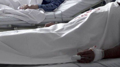 Apel disperat de pe patul de spital. O bolnava nedeplasabila a sunat la 112 pentru a cere sa fie dusa la toaleta Apel disperat de pe patul de spital. O bolnava nedeplasabila a sunat la 112 pentru a cere sa fie dusa la toaleta