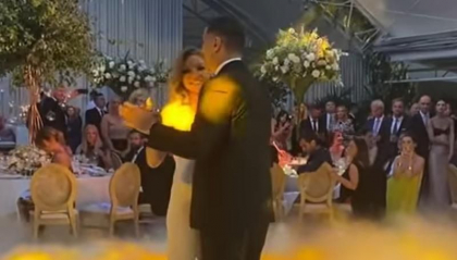Simona Halep si Toni Iuruc, dansul mirilor pe o melodie Holograf - Imagini de la nunta anului Simona Halep si Toni Iuruc, dansul mirilor pe o melodie Holograf - Imagini de la nunta anului