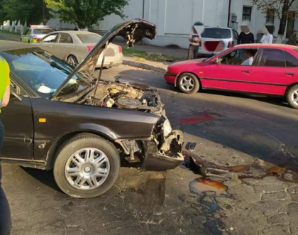 Accident in Transnistria: un barbat - transportat la spital, dupa ce un Audi s-a izbit intr-un Volkswagen - FOTO