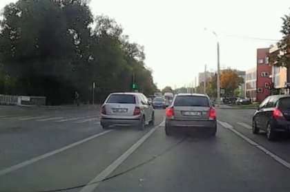  A scapat ca prin urechea acului. Momentul in care un sofer a intrat pe contrasens si a provocat o situatie de accident - VIDEO