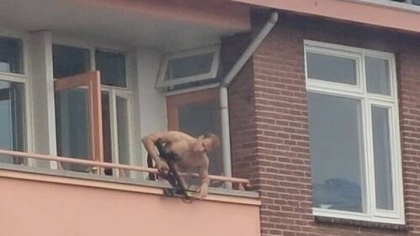 Barbat filmat cand trage cu arbaleta in trecatori, de la balcon. Doua persoane au murit si alta a fost ranita - VIDEO