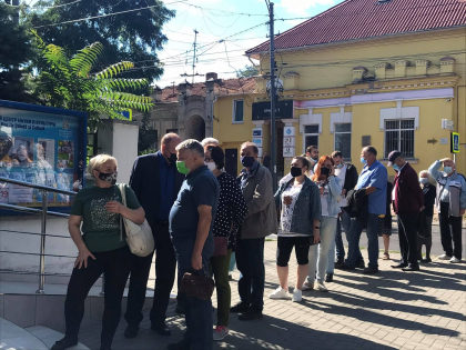 Sectia de vot din Chisinau. Zeci de oameni s-au asezat la rand pentru a vota viitorii deputati din Duma de Stat a Rusiei - FOTO/ VIDEO Sectia de vot din Chisinau. Zeci de oameni s-au asezat la rand pentru a vota viitorii deputati din Duma de Stat a Rusiei - FOTO/ VIDEO