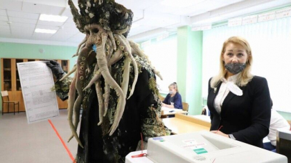 Alegeri in Rusia. Un barbat a venit sa voteze imbracat ca in ”Piratii din Caraibe”