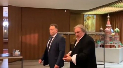 Alegeri parlamentare Rusia: Gerard Depardieu, care are si cetatenie rusa, a votat la Ambasada Rusiei din Paris Alegeri parlamentare Rusia: Gerard Depardieu, care are si cetatenie rusa, a votat la Ambasada Rusiei din Paris
