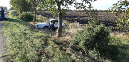 Accident la Causeni. Un barbat a ajuns cu masina intr-un copac dupa ce a incercat sa faca depasire intr-o curba - FOTO 