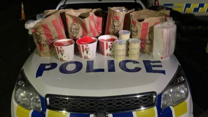 Politia din Noua Zeelanda a arestat doi barbati care voiau sa intre cu portbagajul "plin de KFC" intr-o zona aflata in carantina