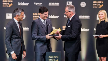 Atacantul Robert Lewandowski a primit trofeul “Gheata de Aur” pentru evolutia in sezonul 2020-2021 Atacantul Robert Lewandowski a primit trofeul “Gheata de Aur” pentru evolutia in sezonul 2020-2021