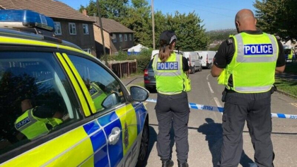 Patru crime infioratoare. Doi copii si mama lor, injunghiati in somn. Al treilea a fost omorat in timp ce incerca sa scape