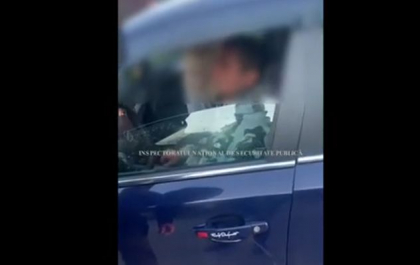 Un barbat a refuzat sa fie testat la alcool, dupa ce a fost prins baut la volanul unui automobil. Pasagera - agresiva: „Du-te de aici” - VIDEO