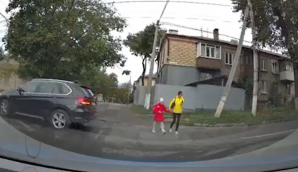 O femeie si fiica ei - la un pas de a fi lovite in timp ce traversau neregulamentar - VIDEO O femeie si fiica ei - la un pas de a fi lovite in timp ce traversau neregulamentar - VIDEO