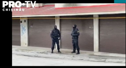 Mascati surprinsi in fata casei fostului deputat democrat Vladimir Andronachi, unde au loc perchezitii in dosarul "frauda bancara" - FOTO/VIDEO