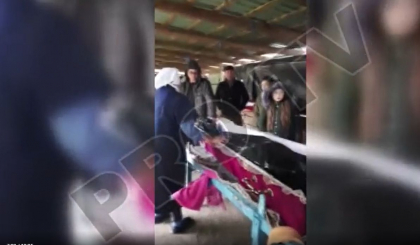 O familie din Hincesti a primit mortul gresit de la morga. Au fost anuntati despre asta chiar in timpul slujbei de inmormantare - VIDEO