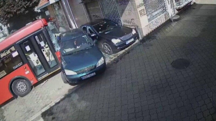 Accident cumplit in Belgrad. Cel putin 4 copii au fost raniti dupa ce soferul unui autobuz a pierdut controlul volanului - VIDEO
