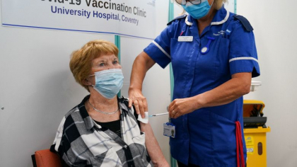 Prima persoana din lume vaccinata anti-Covid a primit a treia doza
Prima persoana din lume vaccinata anti-Covid a primit a treia doza