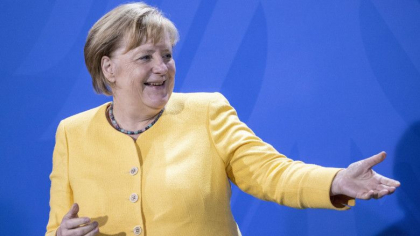Mesajul din spatele costumului de cancelar. Singurul moment in care Angela Merkel a inlocuit sacoul patratos cu un decolteu adanc - FOTO Mesajul din spatele costumului de cancelar. Singurul moment in care Angela Merkel a inlocuit sacoul patratos cu un decolteu adanc - FOTO