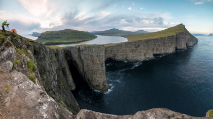 Este cunoscut ca "lacul de deasupra oceanului". Explicatia pentru acest fenomen spectaculos din Insulele Feroe - FOTO Este cunoscut ca "lacul de deasupra oceanului". Explicatia pentru acest fenomen spectaculos din Insulele Feroe - FOTO