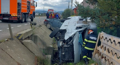 Un microbuz cu moldoveni - implicat intr-un accident in Romania. La fata locului au intervenit pompierii si o ambulanta - FOTO Un microbuz cu moldoveni - implicat intr-un accident in Romania. La fata locului au intervenit pompierii si o ambulanta - FOTO