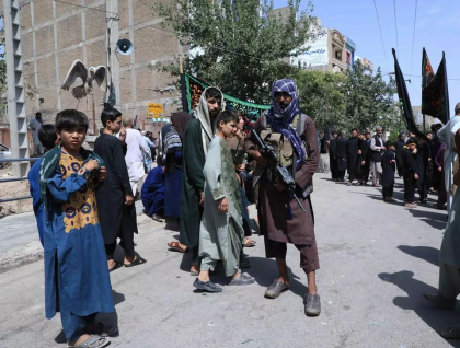 Talibanii au ucis patru presupusi rapitori si le-au atarnat corpurile in public - FOTO