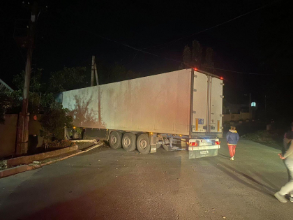 Un TIR a intrat intr-o casa din capitala. Politia: vehiculul avea defectiuni tehnice - FOTO Un TIR a intrat intr-o casa din capitala. Politia: vehiculul avea defectiuni tehnice - FOTO