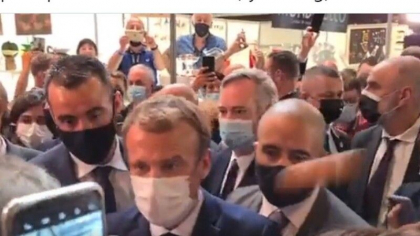 Tanar arestat dupa ce a aruncat cu un ou in presedintele Frantei, fara ca acesta sa se sparga. Reactia lui Macron - VIDEO Tanar arestat dupa ce a aruncat cu un ou in presedintele Frantei, fara ca acesta sa se sparga. Reactia lui Macron - VIDEO