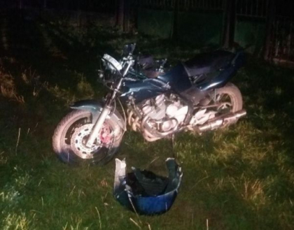 Un tanar a fost transportat la spital, dupa ce s-a izbit cu motocicleta intr-o poarta, la Soldanesti. Soferul era in stare de ebrietate - FOTO Un tanar a fost transportat la spital, dupa ce s-a izbit cu motocicleta intr-o poarta, la Soldanesti. Soferul era in stare de ebrietate - FOTO