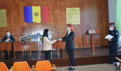 Politista care in afara orelor de lucru, a contribuit la retinerea a doi indivizi inarmati, a fost premiata de Ministrul de Interne - FOTO