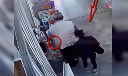 Doua femei au furat portmoneul unui barbat, in timp ce acesta facea cumparaturi. Momentul - surprins de camerele de supraveghere - VIDEO