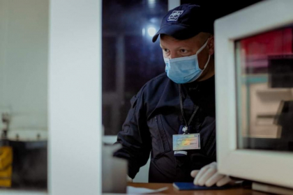 Un barbat - prins la frontiera cu un certificat de vaccinare fals. Ce risca faptasul Un barbat - prins la frontiera cu un certificat de vaccinare fals. Ce risca faptasul